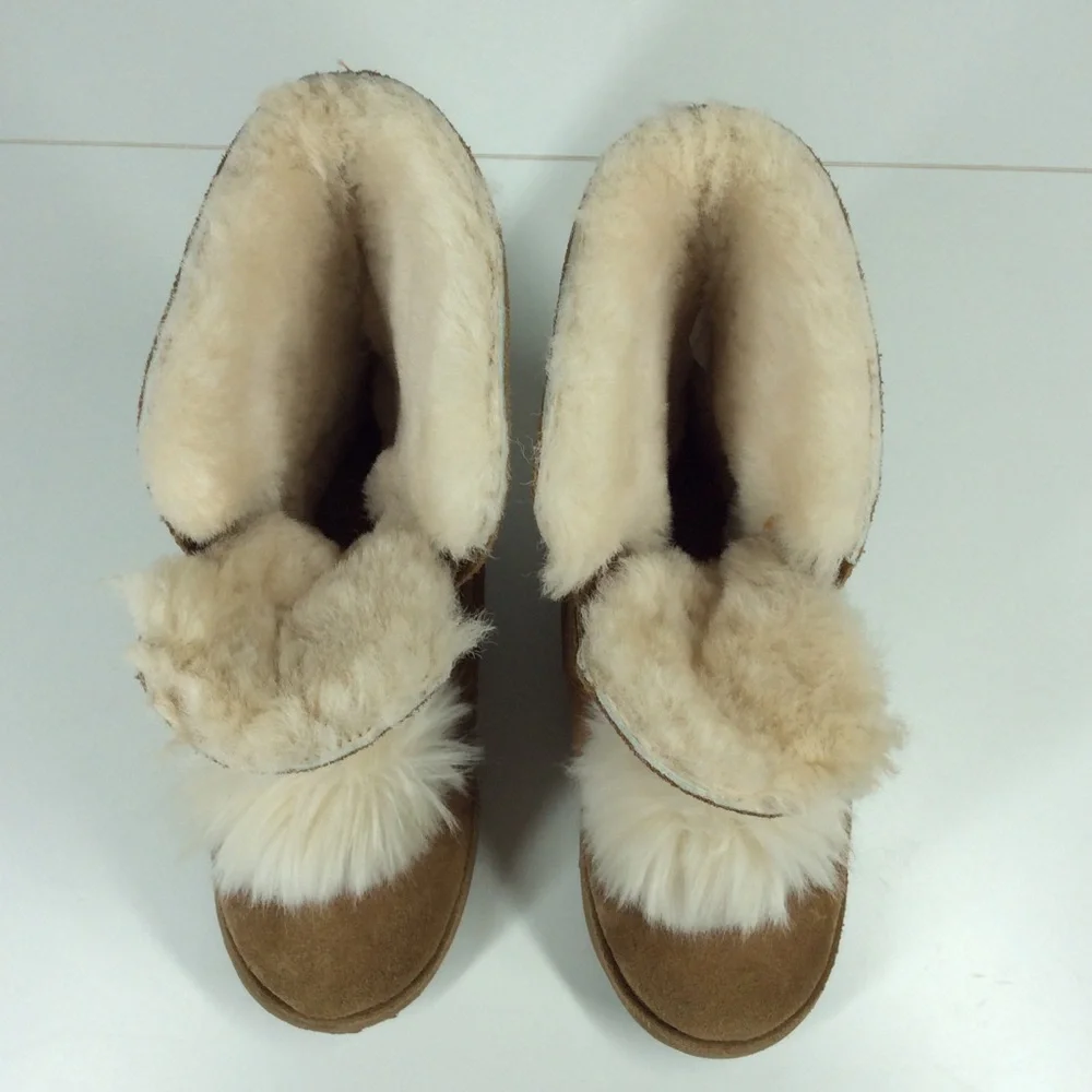 UGG Kids' Isley boots with removable pom pom - Picture 8 of 14